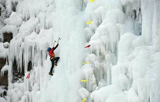 内蒙古举办攀冰世界杯赛,助力冰瀑芭蕾入冬奥