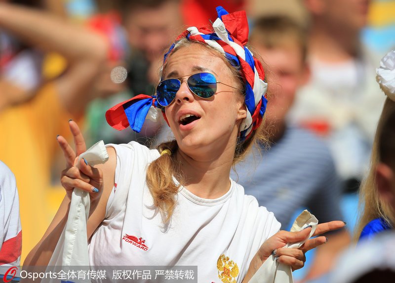 世界杯赛场球迷也疯狂之俄罗斯、沙特球迷大P
