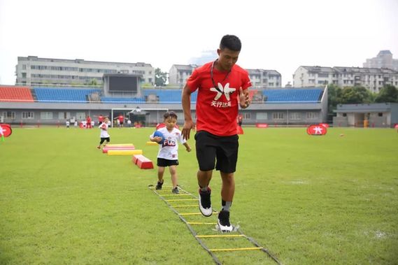 NFL中国腰旗橄榄球训练营杭州开练 超级碗冠