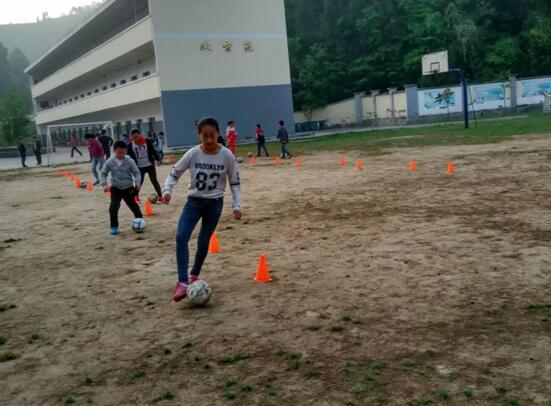 泥潭中的足球梦 四川山区小学生踢出一片绿茵
