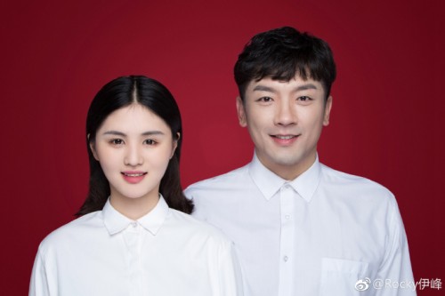惊喜四:中国之星伊峰rocky晒出结婚照