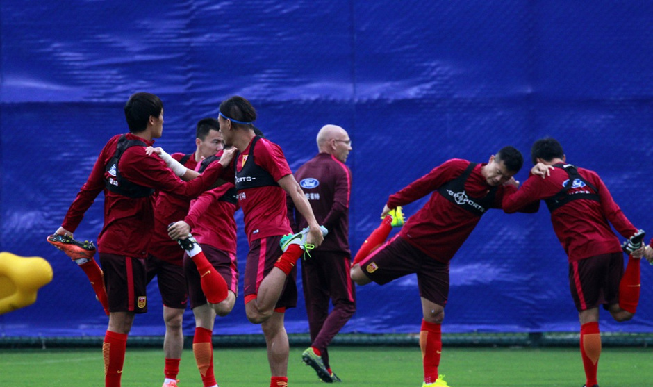 足备战慢跑拉伸 高洪波思考破敌良策(2)_QQ人