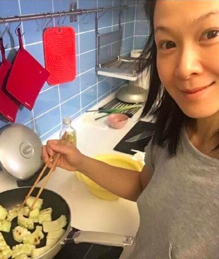 刘若英微博发素颜照,眼尖的网友:没穿内衣?_生活频道 刘若英微博发素颜照,眼尖的网友:没穿内衣?