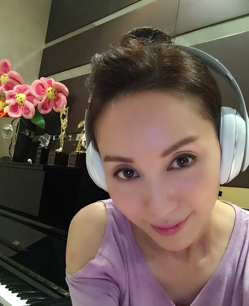 46岁的她没读大学却出身富商家 长相酷似 马冬