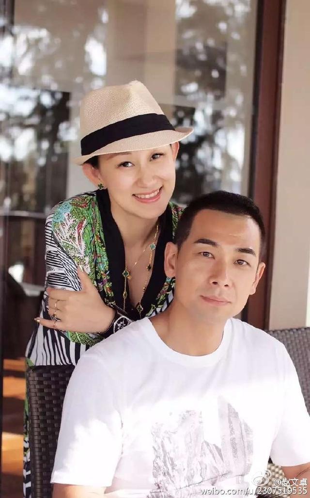 44岁的赵文卓和36岁的老婆张丹露及儿女近照