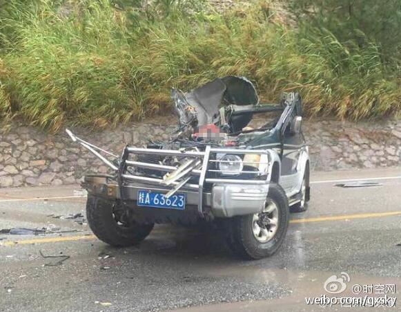 广西发生严重车祸 越野车车顶被掀翻 _QQ人工