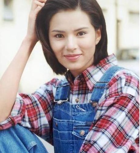 长相标致气质清冷的“姑姑”李若彤早年也当过空姐。