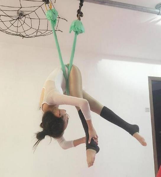 95後美女曬健身照 空中瑜伽盡顯身材
