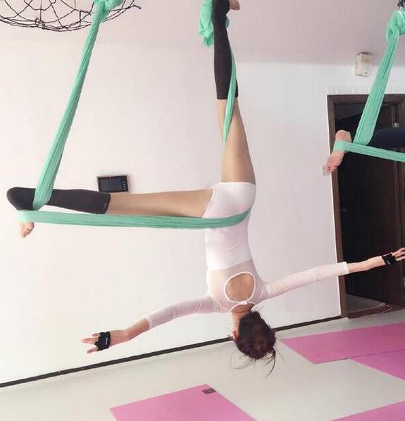 95後美女曬健身照 空中瑜伽盡顯身材