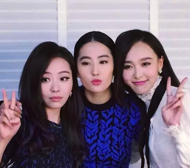 最美伴娘刘亦菲抢镜!闺蜜情深张靓颖冯轲婚礼