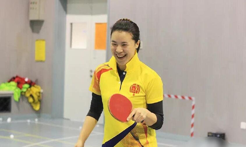 王楠教小朋友打乒乓球 網友:楠姐辛苦