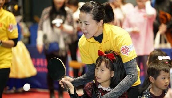王楠教小朋友打乒乓球 網友:楠姐辛苦