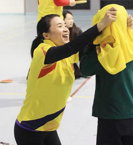 王楠教小朋友打乒乓球 網友:楠姐辛苦