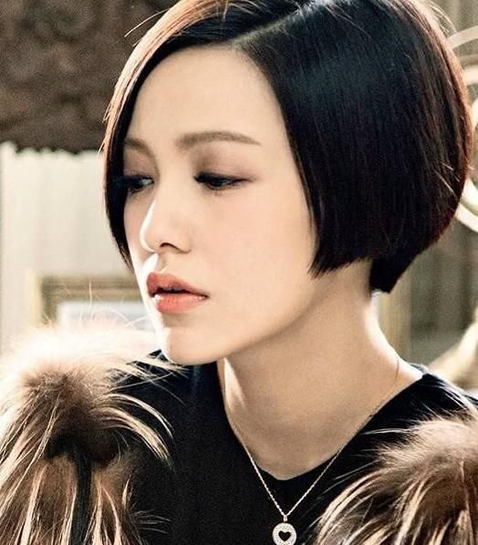 《小时代》之后,郭采洁走起了顾里般女王范儿的路线,干练的短发霸气