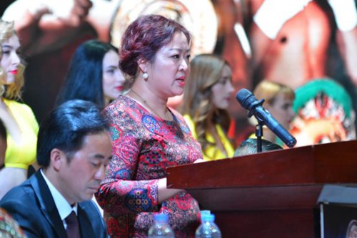 赵春华出席长沙世界银腰带拳王争霸赛称重仪式