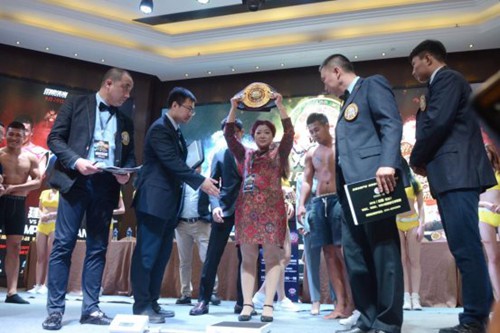 赵春华出席长沙世界银腰带拳王争霸赛称重仪式