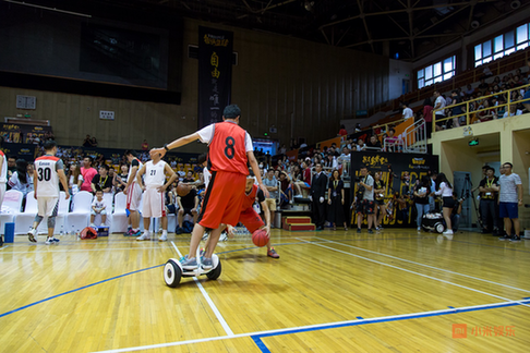 《我是马布里》发布会马布里耍宝 小米电视跨