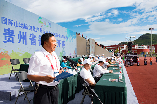 安龙县委副书记,县人民政府县长冉隆斌在开幕式上致辞,安龙县委副