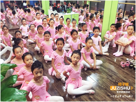 桔子树艺术五千人参加中国舞舞蹈考级 场面震