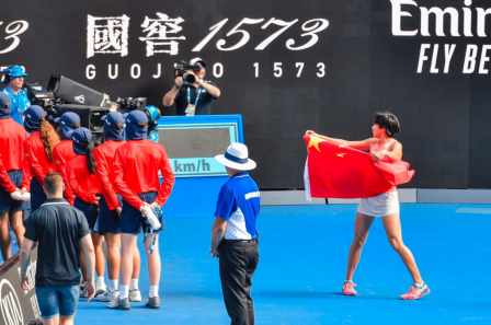 帅出天际！张帅澳网女双夺冠 罗德·拉沃尔重现中国式“胜利时刻”！