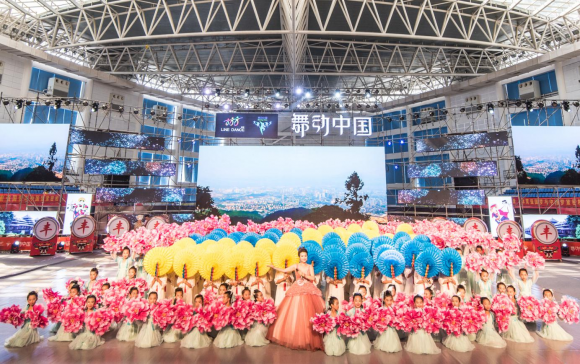 8年舞动中国排舞\/广场舞锦标赛 在湖南怀化隆