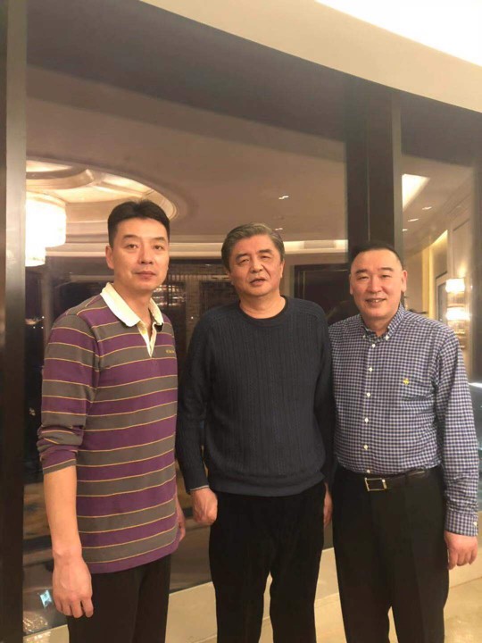 3年前,汪嘉伟意外摔伤了腰,两根脊椎脊骨裂,在床上