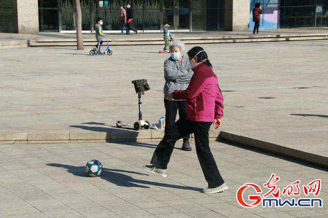 健身防疫：北京市民公园运动 乐享春光