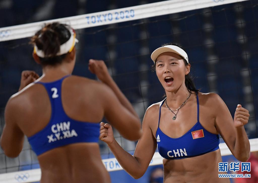 女子沙滩排球小组赛：中国胜巴西