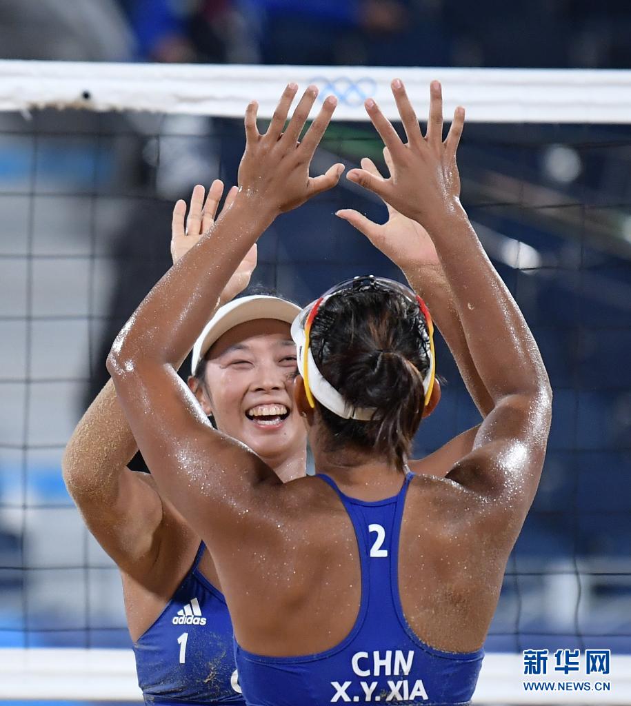 女子沙滩排球小组赛：中国胜巴西