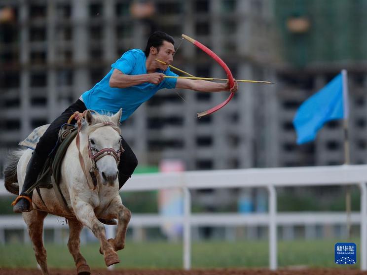 青海民族运动会：马背技艺高