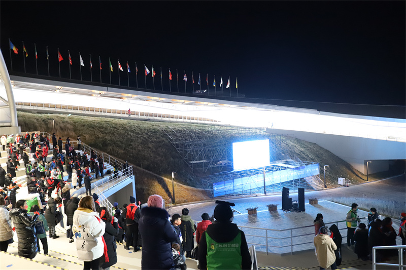 组图|雪橇世界杯开赛 “雪游龙”迎来首批观众