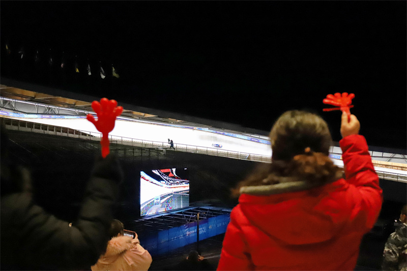 组图|雪橇世界杯开赛 “雪游龙”迎来首批观众