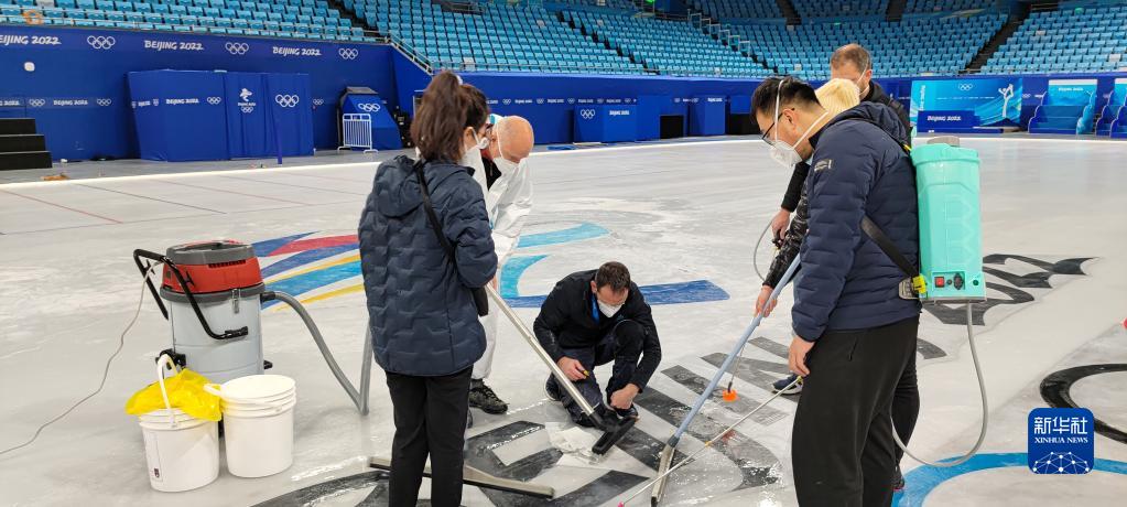 首都体育馆北京冬奥会制冰工作进行时