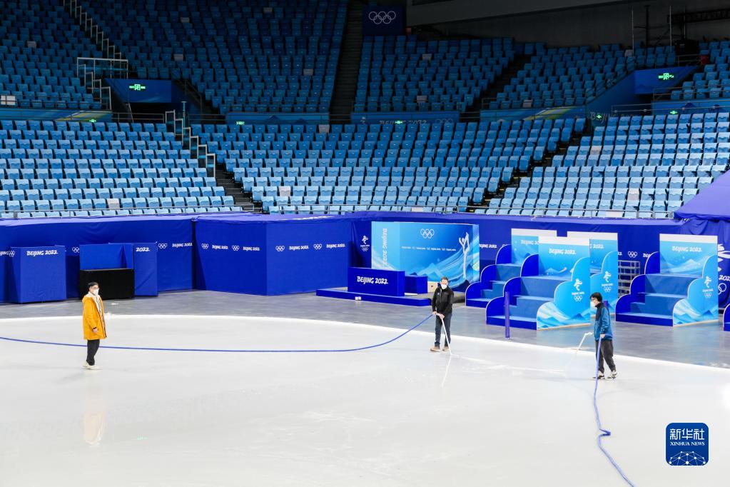 首都体育馆北京冬奥会制冰工作进行时