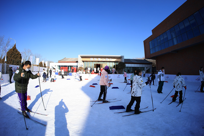 国际雪联首支会员国滑雪示范队成立