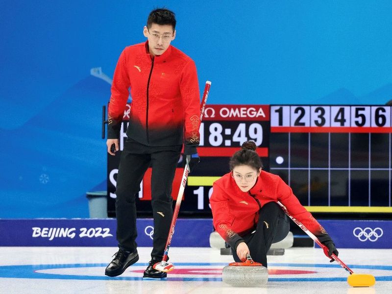 冬奥赛场直击| 首战开门红！冰壶混双中国队战胜瑞士队