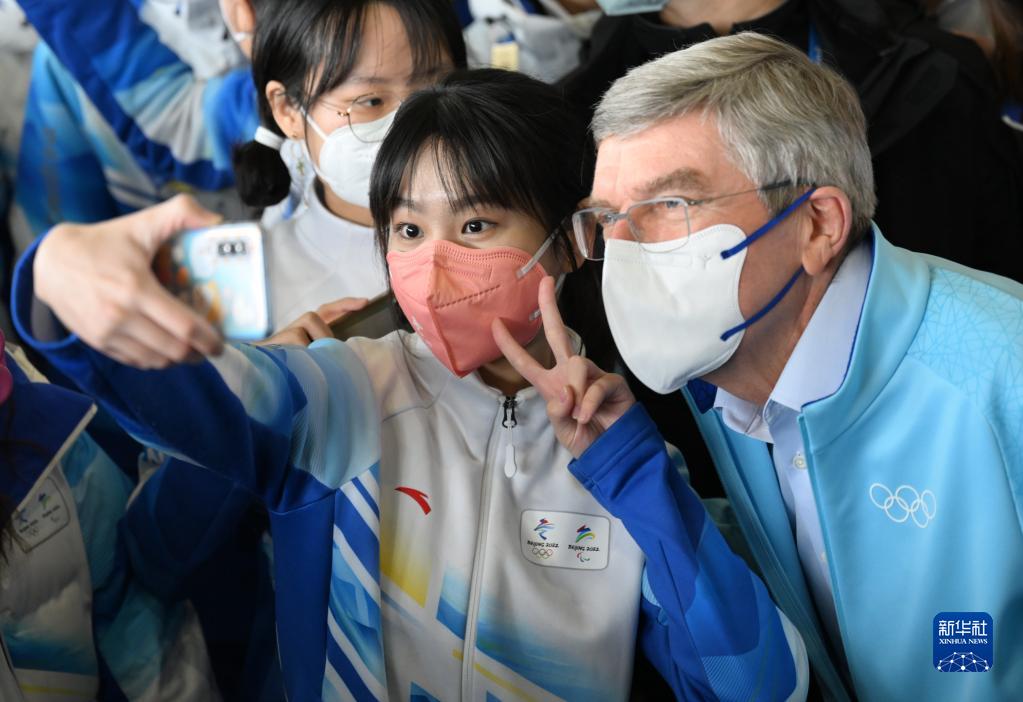 国际奥委会主席巴赫与北京冬奥会志愿者互动交流