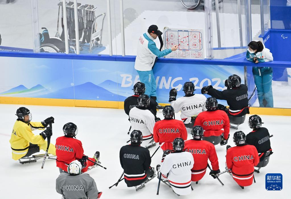 残奥冰球：中国队进行赛前训练