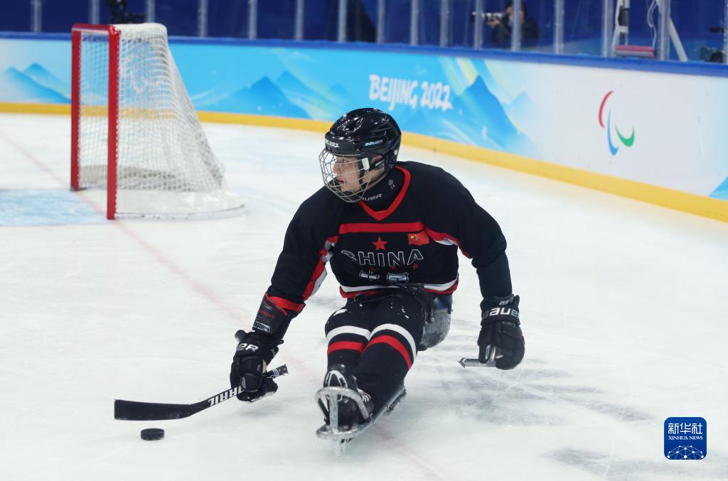 残奥冰球：中国队进行赛前训练