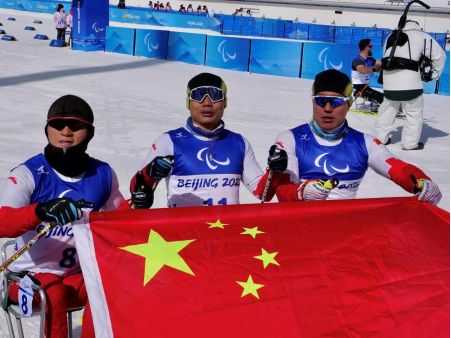 残奥越野滑雪长距离-坐姿：郑鹏、杨洪琼分获男子、女子金牌