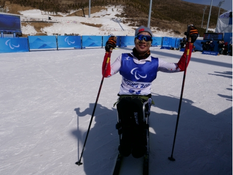 Paralympic cross-country skiing long distance - sitting position: Zheng Peng and Yang Hongqiong won the men's and women's gold medals