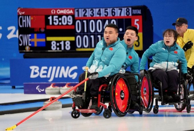 中国轮椅冰壶队：战胜自己，挑战自己