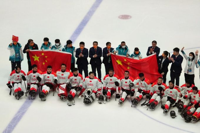 创造历史！中国残奥冰球首秀摘铜