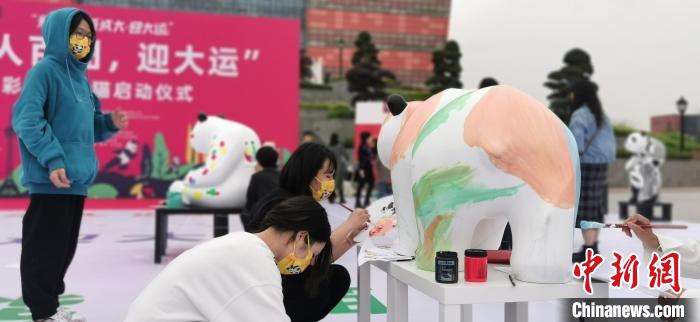 四川高校师生彩绘大熊猫 用最萌“滚滚”扮靓大运村