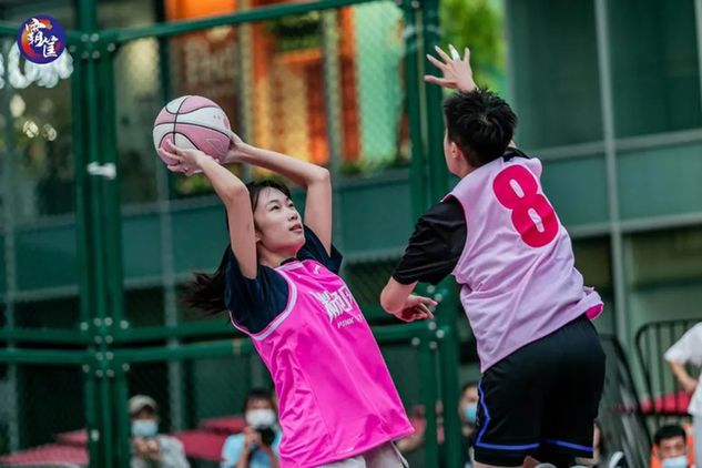 “粉色风暴”篮球赛闪耀国贸 女篮精神赛场传承