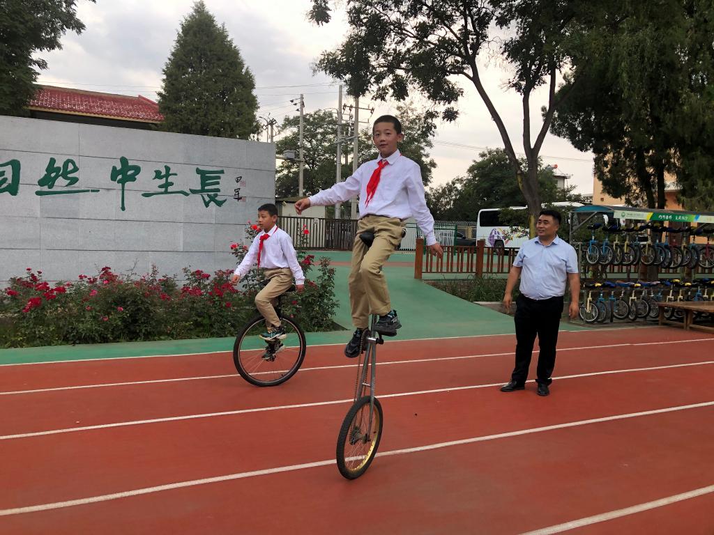 独轮车让他们更阳光