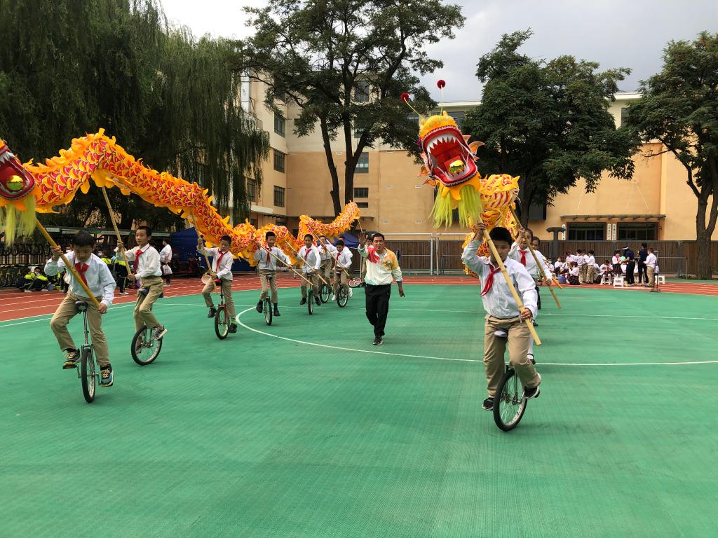 独轮车让他们更阳光