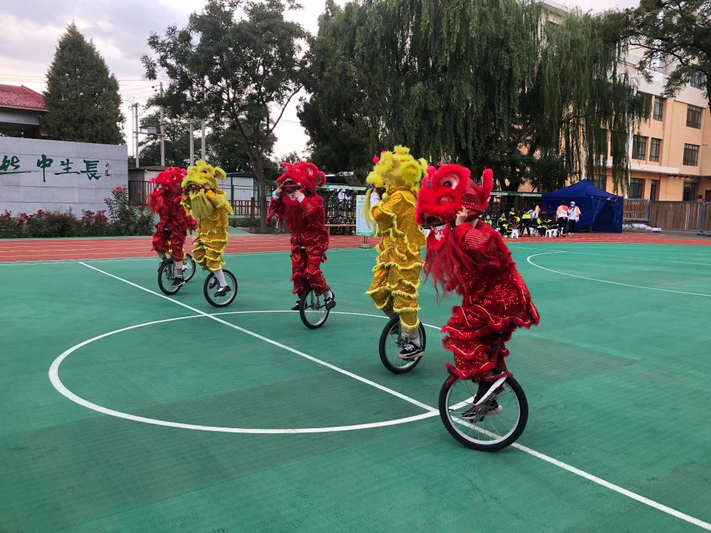 独轮车让他们更阳光