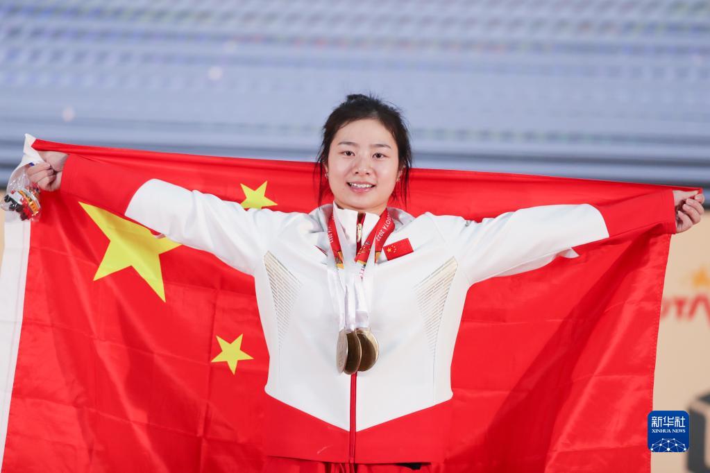 举重世锦赛女子64公斤级：裴鑫依包揽三枚金牌