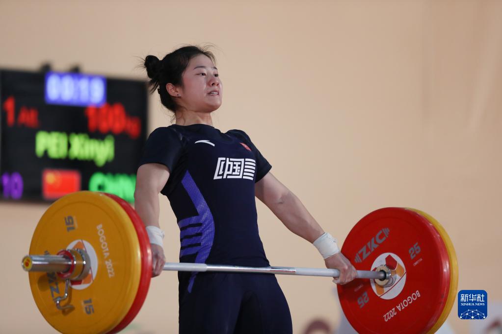 举重世锦赛女子64公斤级：裴鑫依包揽三枚金牌